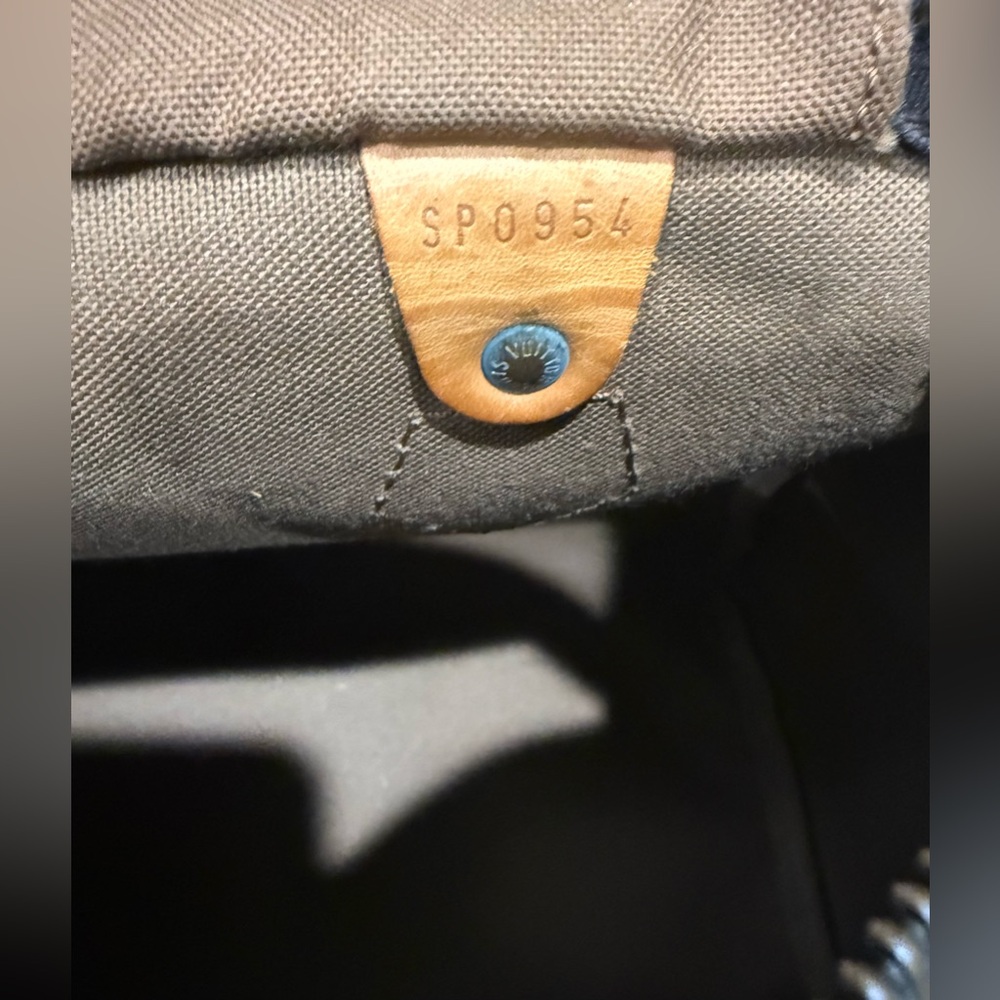 LOUIS VUITTON Speedy 30 
Monogram Satchel with COA - Picture 11 of 13